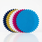 Support à gâteau rond festonné en feutrine – Multicolore